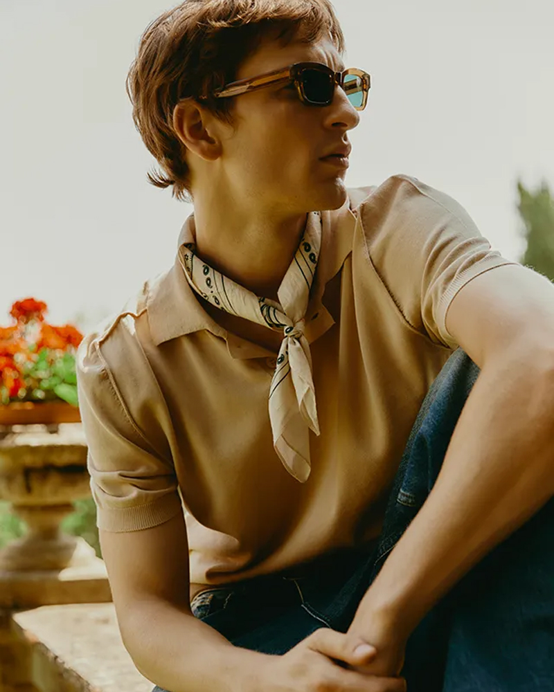 Look homme Amaranto avec volumes modernes